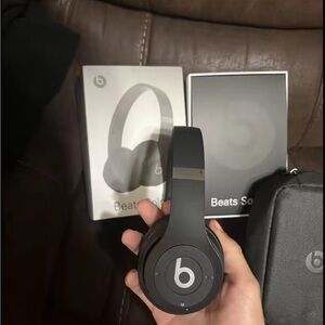 Beats Solo 4 matte black